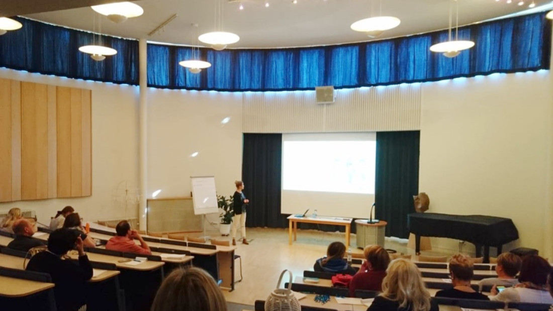 kuvituskuva - seminaari auditoriossa