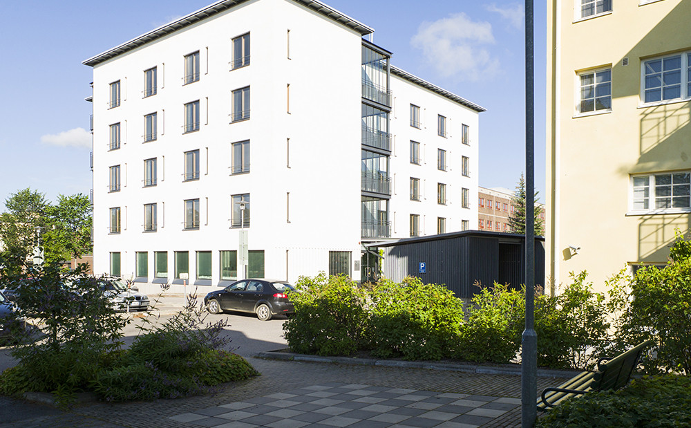 Esteetön Einola-asuntolarakennus Järvenpää, valkoinen viisikerroksinen kerrostalo.