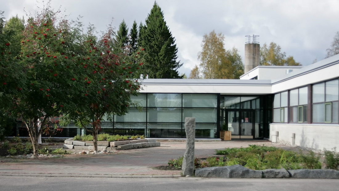 Matalan rakennuksen sisäänkäynti, Spesian Pieksämäen toimipaikka.