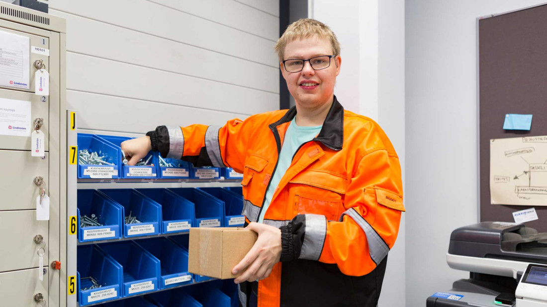 Varastonhoitaja paketti kädessä