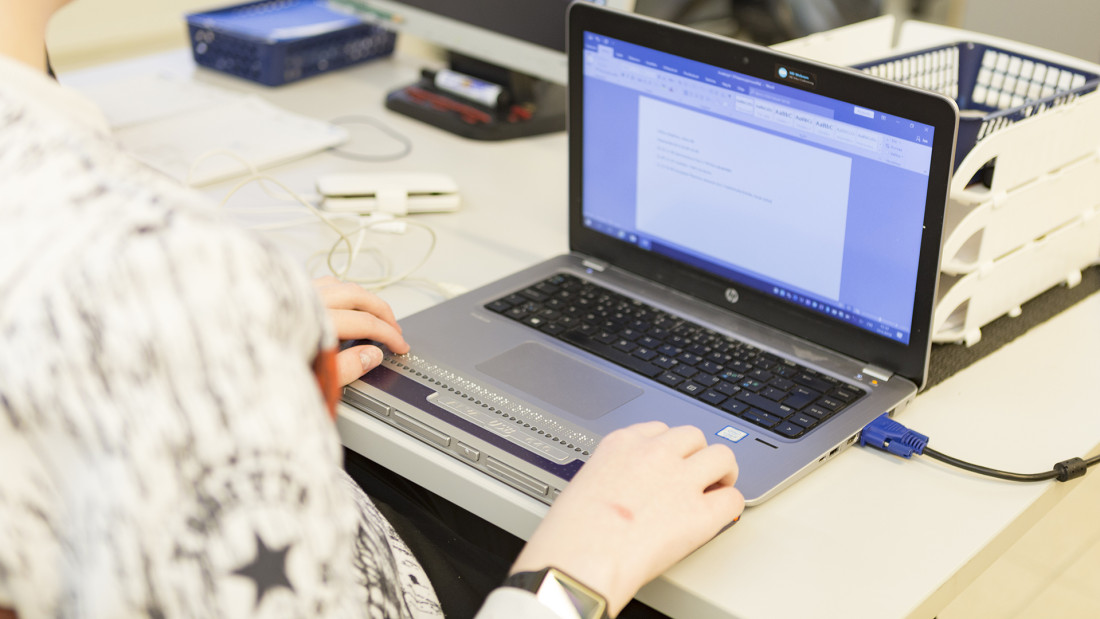 Opiskelija käyttää erikoistietokonetta.