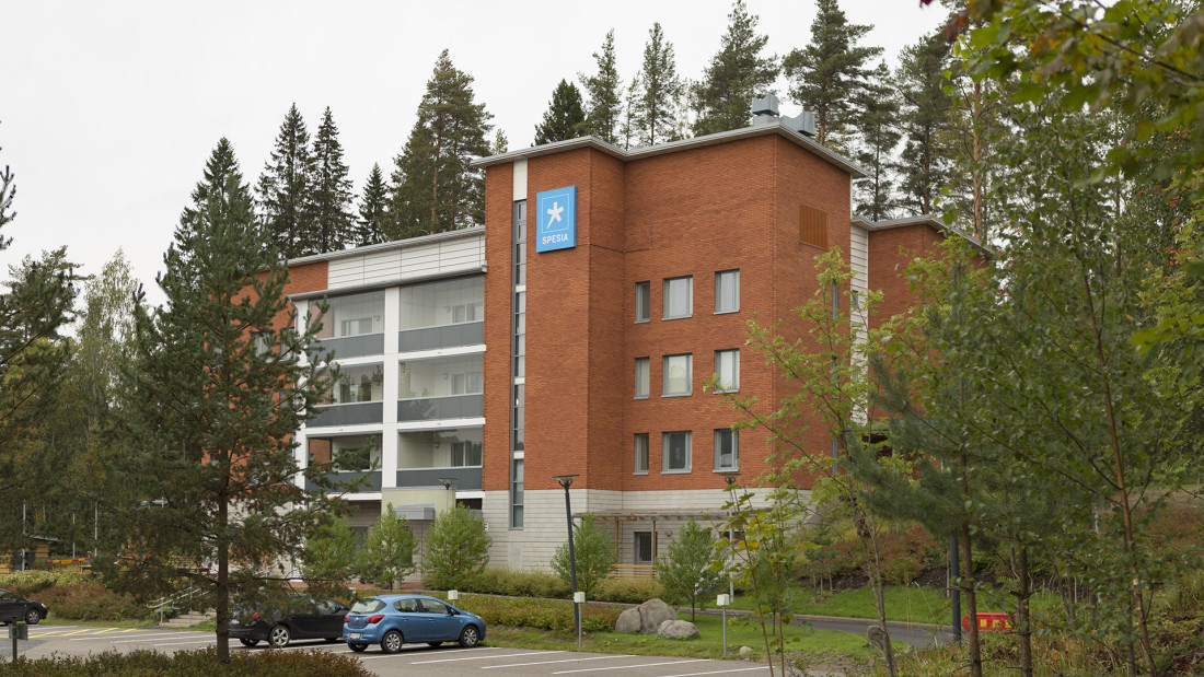 Spesian opiskelija-asuntola Valoranta, Jyväskylä: punatiilinen kerrostalo, jossa ylhäällä Spesia-kyltti.