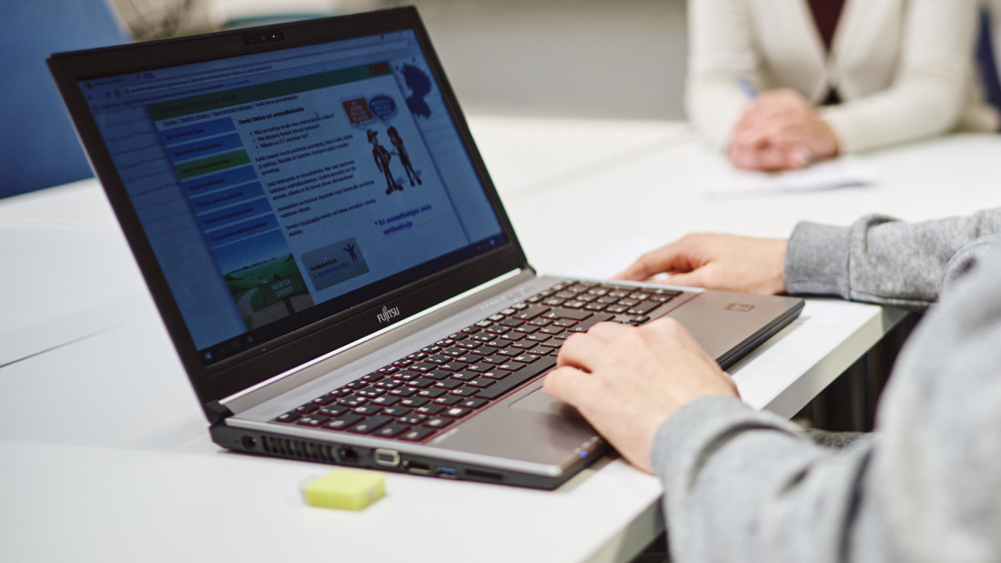 Opiskelija tietokoneen äärellä.