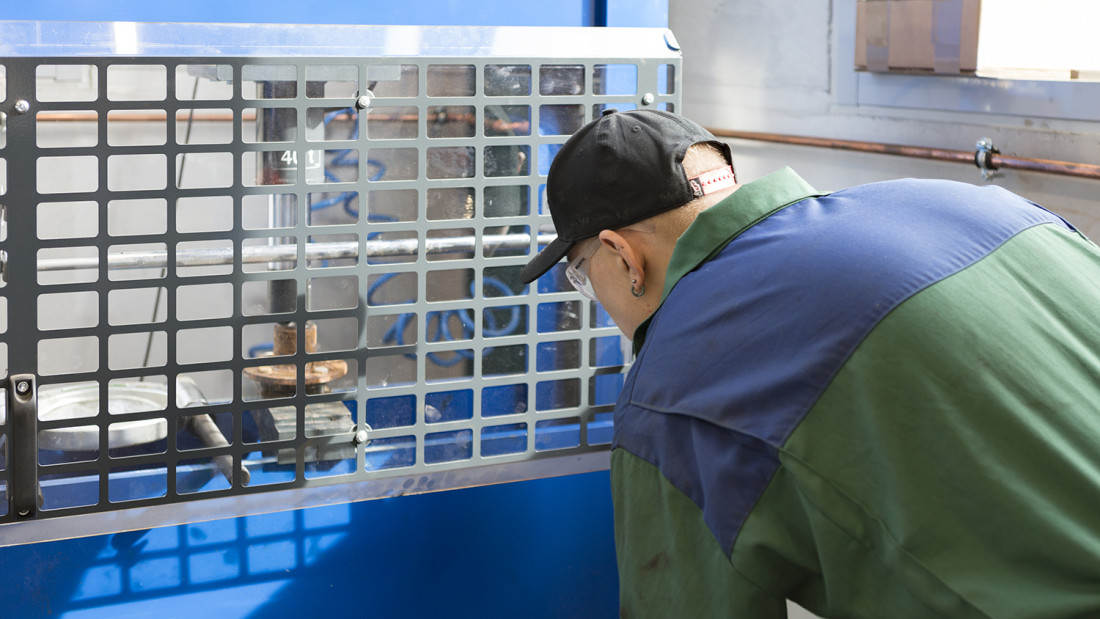 Tekniikanalan opiskelija työn äärellä kampuksella.