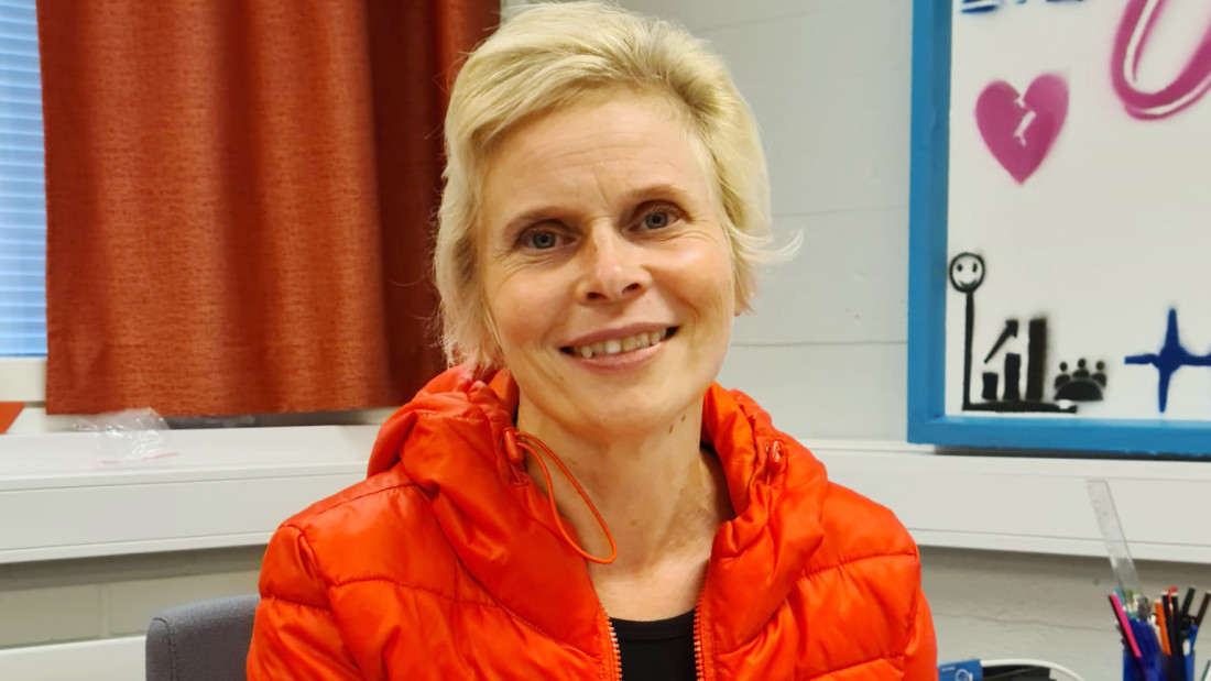 Opettaja Jaana Vakkala istuu työpöytänsä takana.