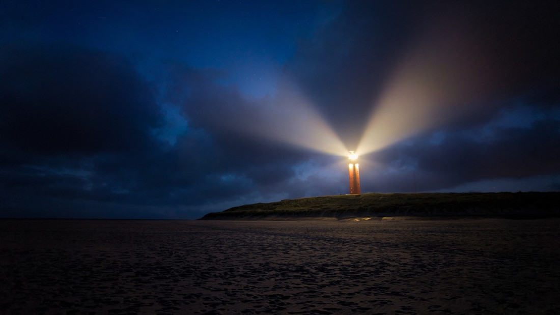 Majakka loistaa pimeässä.