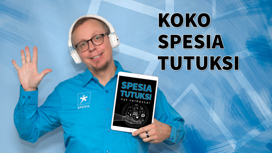 Taustalla iso teksti "Koko Spesia tutuksi", vieressä moikkaava mies sinisessä Spesia-paidassa, tabletti kädessä.