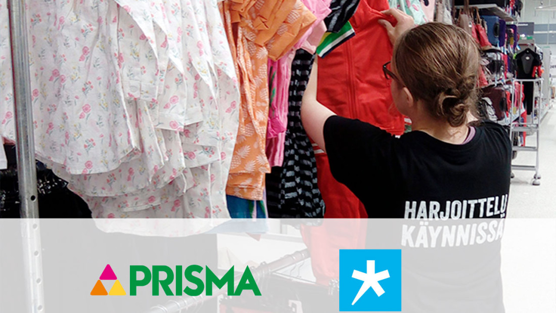Tyttö tutkii kaupassa henkareissa olevia vaatteita, paidan selässä lukee Harjoittelu käynnissä, etualalla Prisman ja Spesian logot.