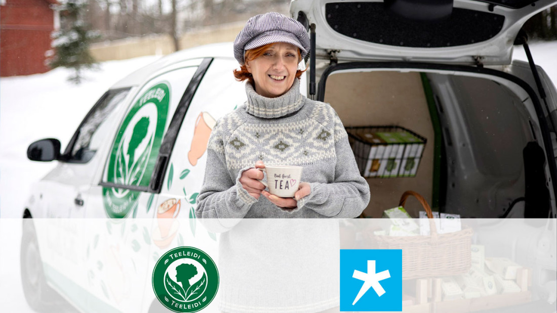 Nainen lippahatussa ja neulepaita päällä poseeraa teekuppi kädessä auton edessä, etualalla Teeleidin ja Spesian logot.