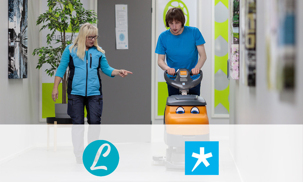 Henkilö puhdistaa lattioita koneella, toinen ohjaa vieressä, alhaalla Lounatuulen ja Spesian logot yhteistyön merkiksi.