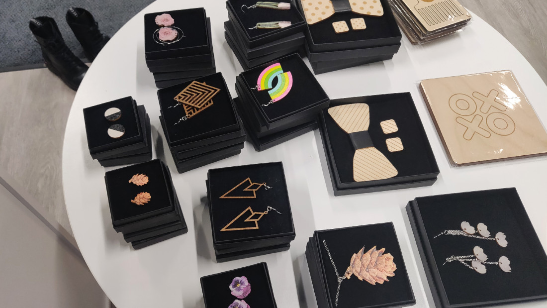 Riipuksia, korvakoruja ja muita koruja pöydällä.