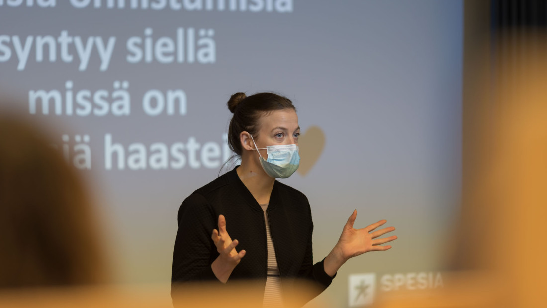 Ministeri Li andersson puhumassa yleisölle maski päällä.