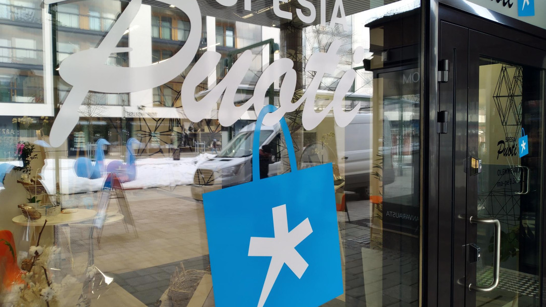 Spesia puodin ikkunasta heijastuu talvinen kävelykatu.