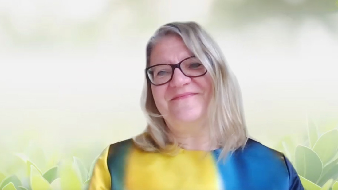 Rehtori Tiina Meriläinen hymyilee, taustalla vaalea keväinen kuva.