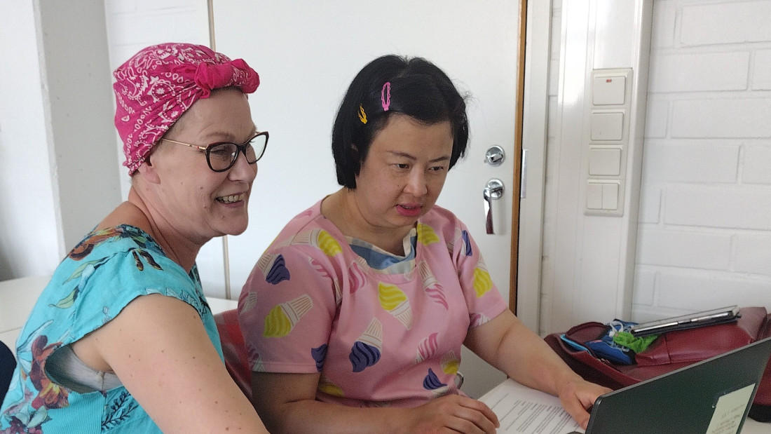 kaksi henkilö tutkii yhdessä tietokoneeen ruutua.