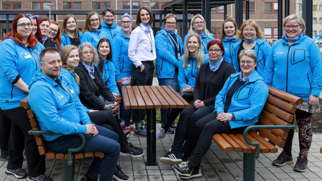 Spesian työelämäpalveluiden henkilöstön ryhmäkuva, jossa kaikilla päällä Spesian siniset hupparit.