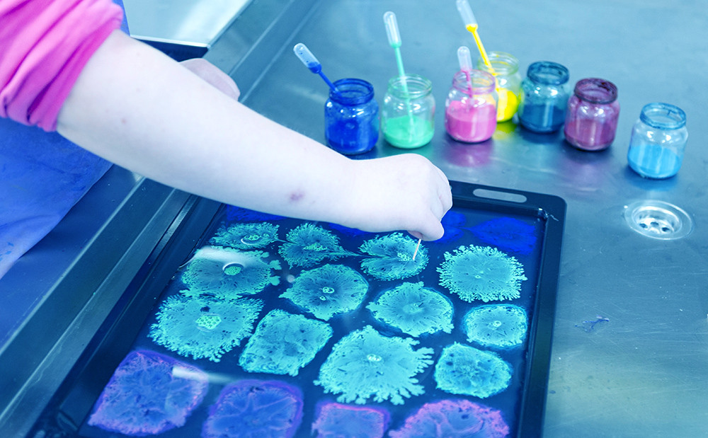 Käsityötekniikka, jossa pellillä olevan veden pinnalle tiputetaan maaliläiskiä.