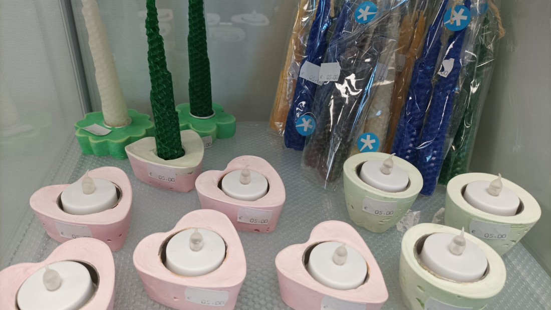 Erilaisia kynttilänjalkoja, pitkiä kynttilöitä sekä sähkötuikkuja.