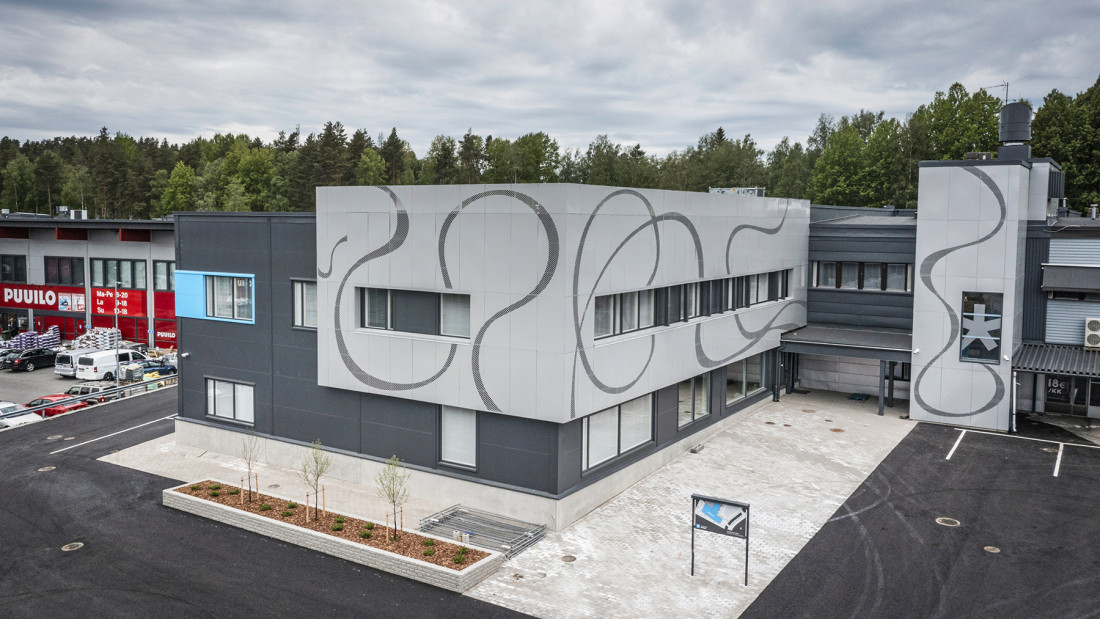 Ilmakuva Spesian uudesta rakennuksesta, taustalla näkyy Puuilon sisäänkäynti ja autoja.