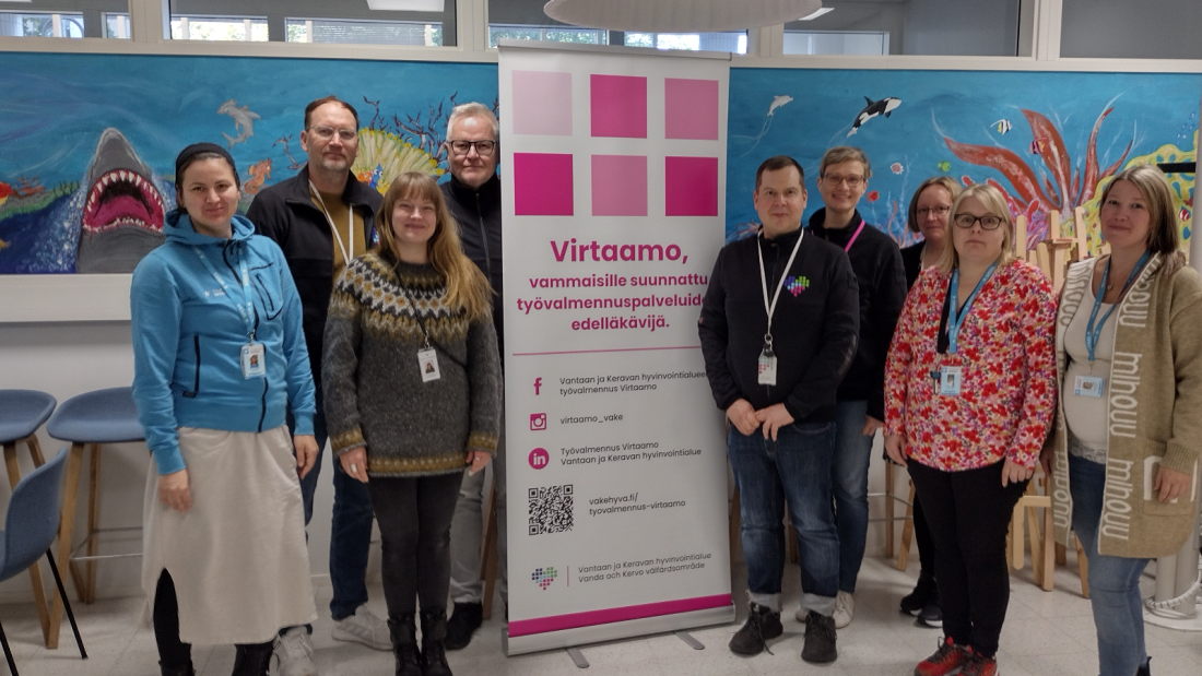 Virtaamon, Luotsaamon ja Ammattiopisto Spesian työntekijät yhteiskuvassa Virtaamossa Rollupin vieressä.