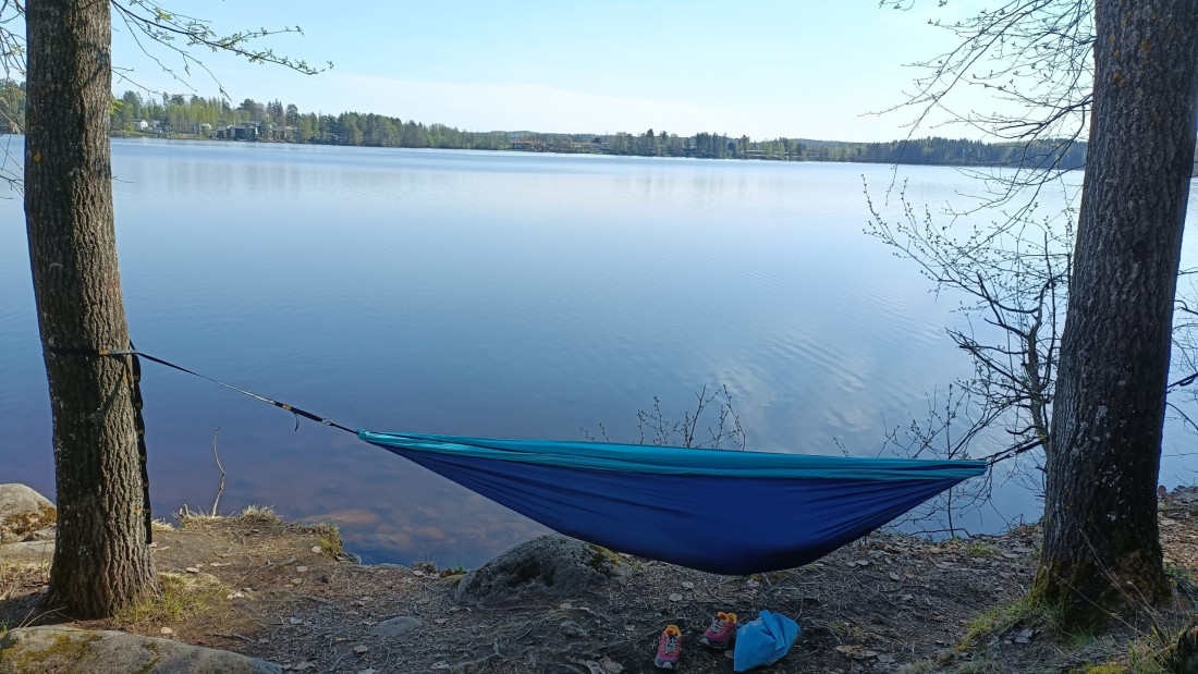 Riippumatto järvimaisemassa.