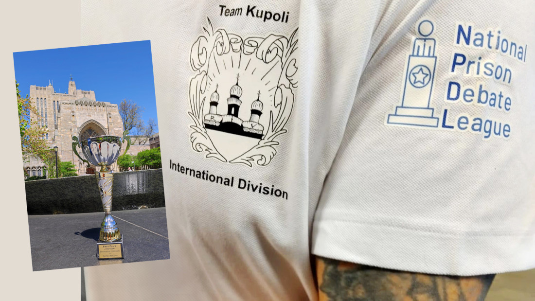 Lähikuva t-paidasta jossa kaksi logoa: National Prison Debate league ja Team Kupoli, International Division. Kuvan sisällä toinen kuva, jossa pokaali kuvattuna perinteikkään USA:laisen yliopistorakennuksen edessä.