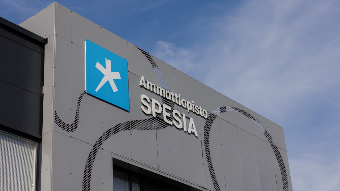 Sinistä taivasta vasten rakennus, jossa spesian kyltti.