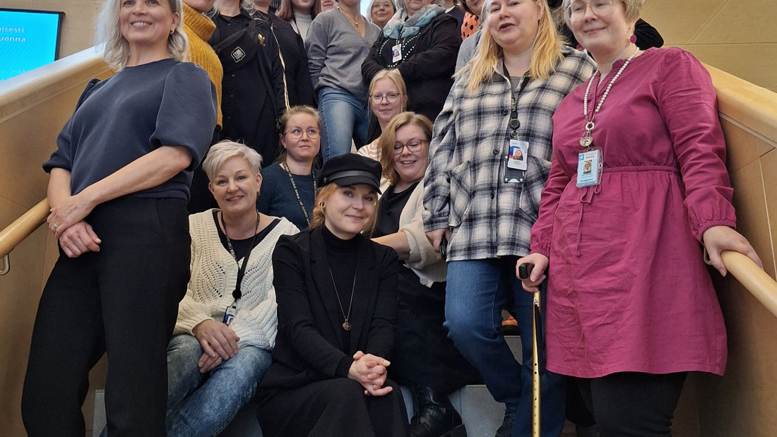 Hyrian nepsy-valmentajakoulutusporukka poseeraa portaissa.