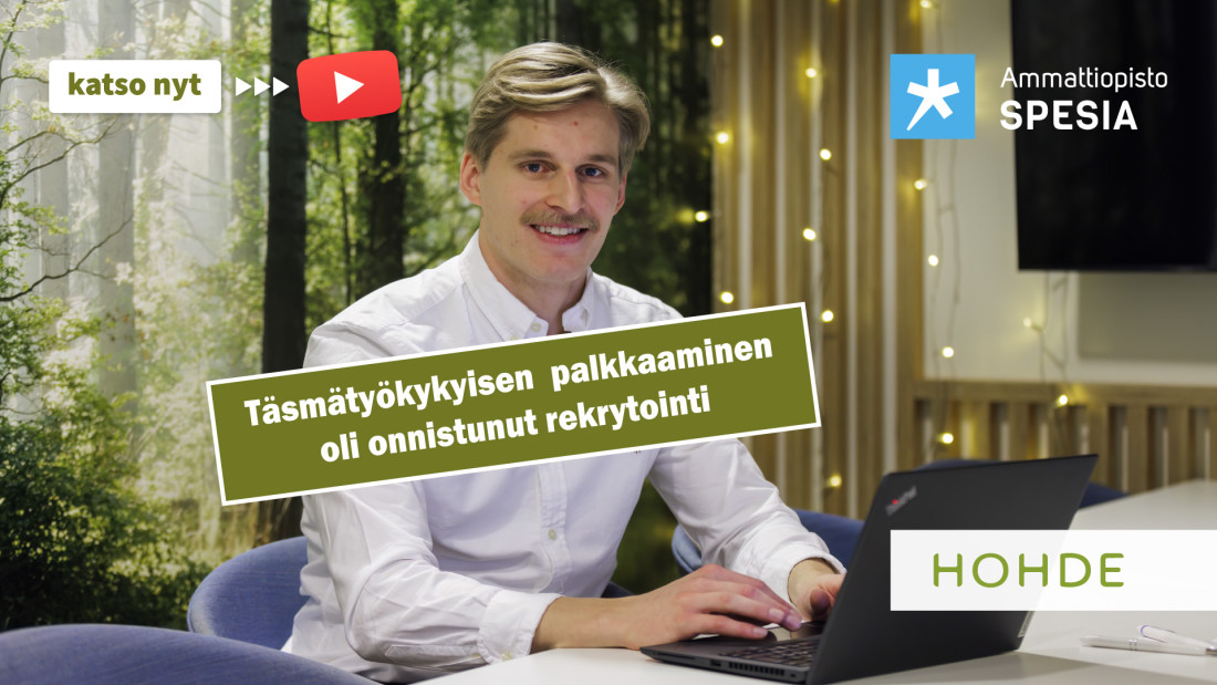 Mies valkoisessa paidassa istuu pöydän takana ja laatikossa otsikko: Täsmätyökykyisen palkkaaminen oli onnistunut rekrytointi". Pienellä Hammas Hohteen, Ammattiopisto Spesian ja YouTuben tunnukst.