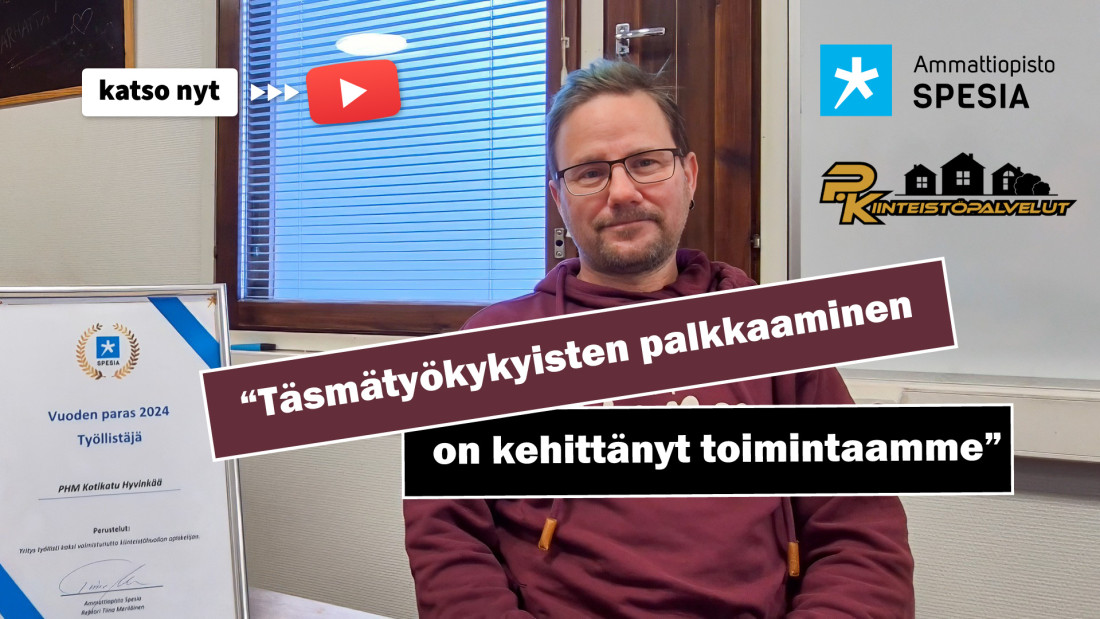 Kuva miehestä toimistossa, vieressä kunniakirja Vuoden paras 2024 työllistäjä. Kuvassa myös logot P. Kiinteistöpalvelut, Spesia ja YouTube sekä otsikkoteksti Täsmätyökykyisen palkkaaminen on kehittänyt toimintaamme.