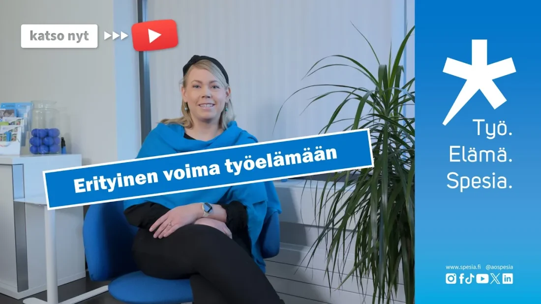 Annemari Suonsivu istuu tuolissa, päällä laatikossa teksti "Erityinen voima työelämään" sekä Spesian tähti ja slogan "Työ. Elämä. Spesia."