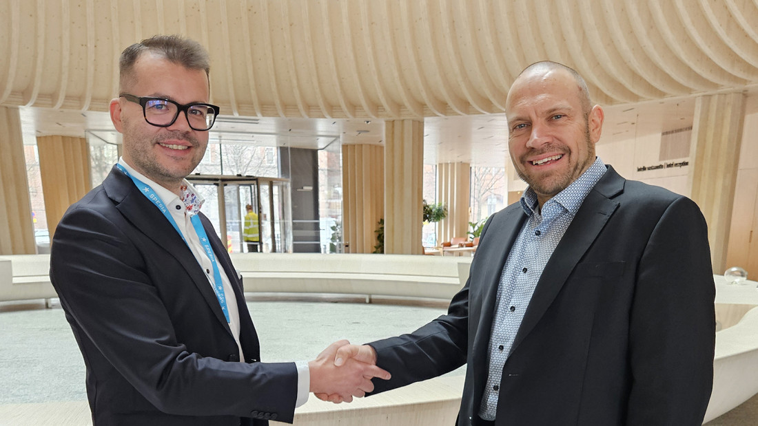 Spesian toimitusjohtaja Sami Pekonen ja ja Ekamin johtaja Sami Tikkanen kättelevät.