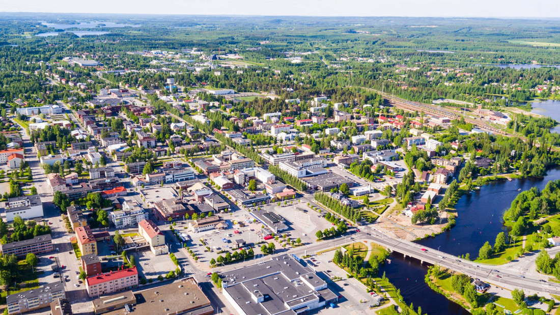 Ilmakuva aurinkoisesta Iisalmesta.