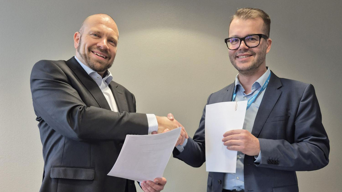 Sami Tikkanen (Ekami) ja Sami Pekonen (Spesia) käyttelevät. Miehillä on puvut ja käsissään paperit.