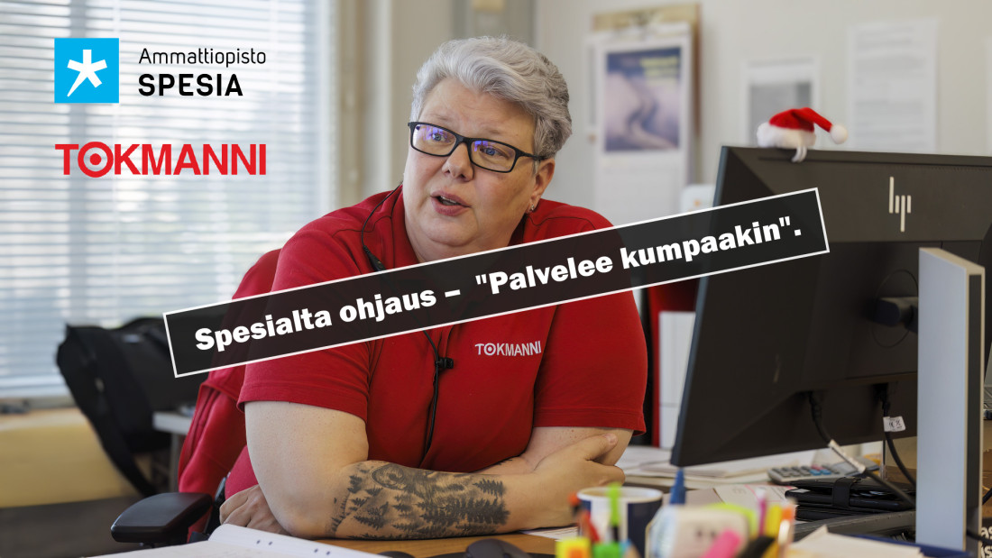 Satu Nyman istuu työpöydän takana Tokmanni-paita päällä. Kuvassa teksti: "Spesialta ohjaus" - Palvelee kumpaakin, sekä Spesian ja Tokmanin logot.