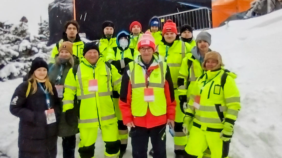 Spesian opiskelijat, ohjaajat ja opettajat ryhmäkuvassa talvivaatteet päällä Rukalla.