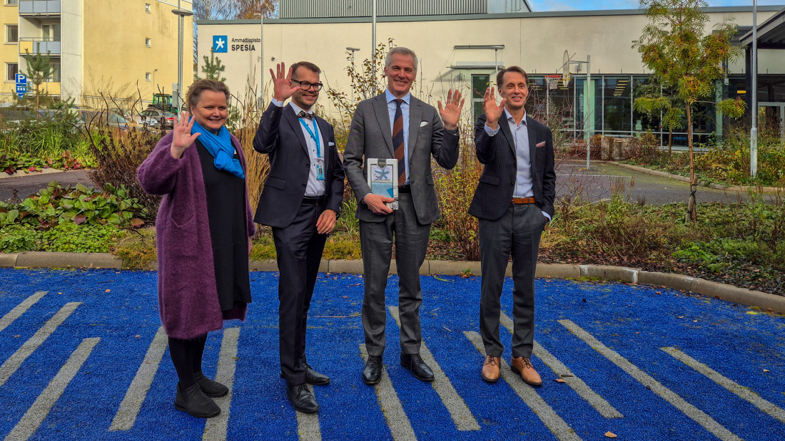 Ryhmäkuva, jossa Etelä-Suomen rehtori Tiina Mäki-Gaetz, Ammattiopisto Spesia Oy:n toimitusjohtaja Sami Pekonen, Opetusministeri Anders Adlercreutz sekä Spesian toisen omistajan Invalidiliiton toimitusjohtaja Janne Juvakka.