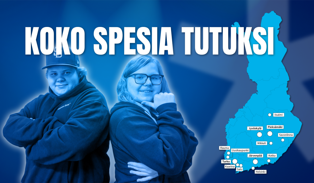 Juontajat suomen kartan vieressä, jossa näkyy kaikki Spesian toimipaikat.