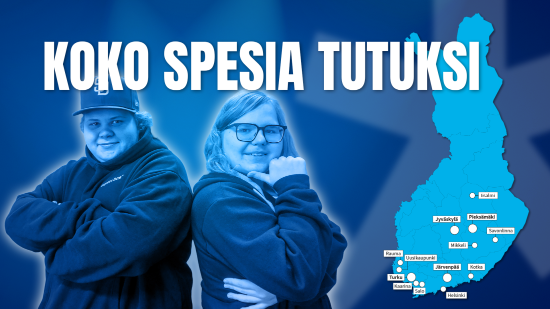 Juontajat suomen kartan vieressä, jossa näkyy kaikki Spesian toimipaikat.
