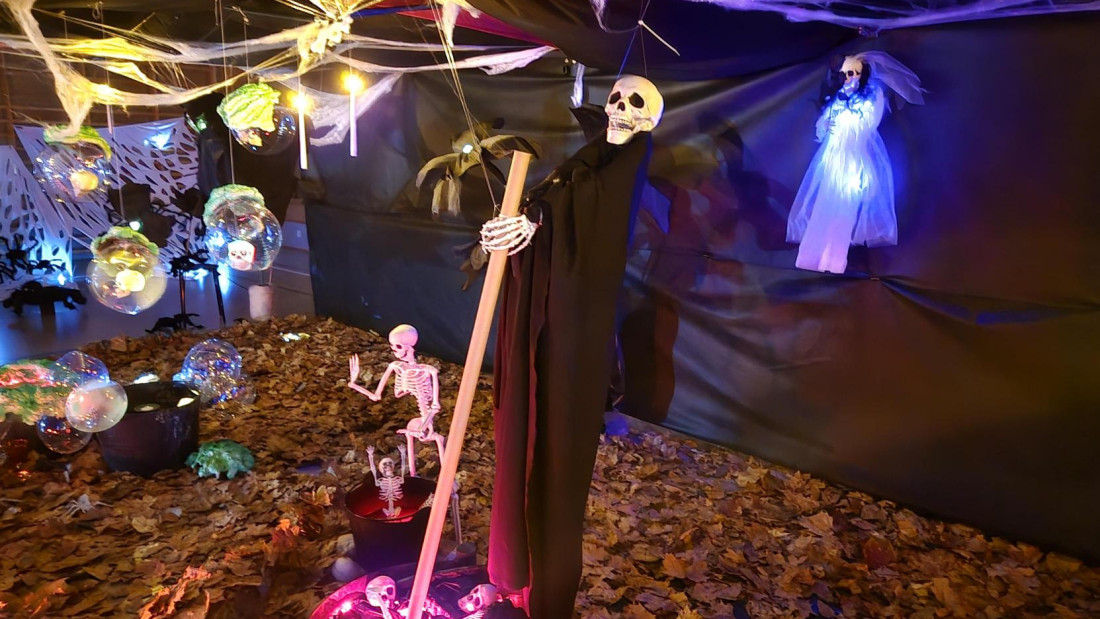 Luurankoja osana halloween-somistusta.