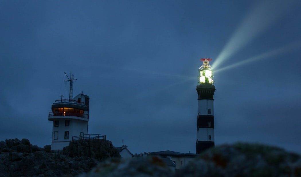 Majakka, jossa loistaa valo yölliselle taivaalle.