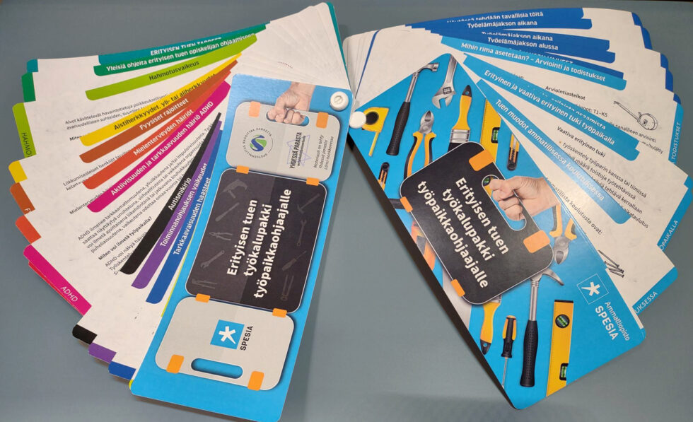 Kaksi Erityisen tuen työkalupakkia levitetty viuhkaksi auki pöydälle, toinen edestä ja toinen takaa.