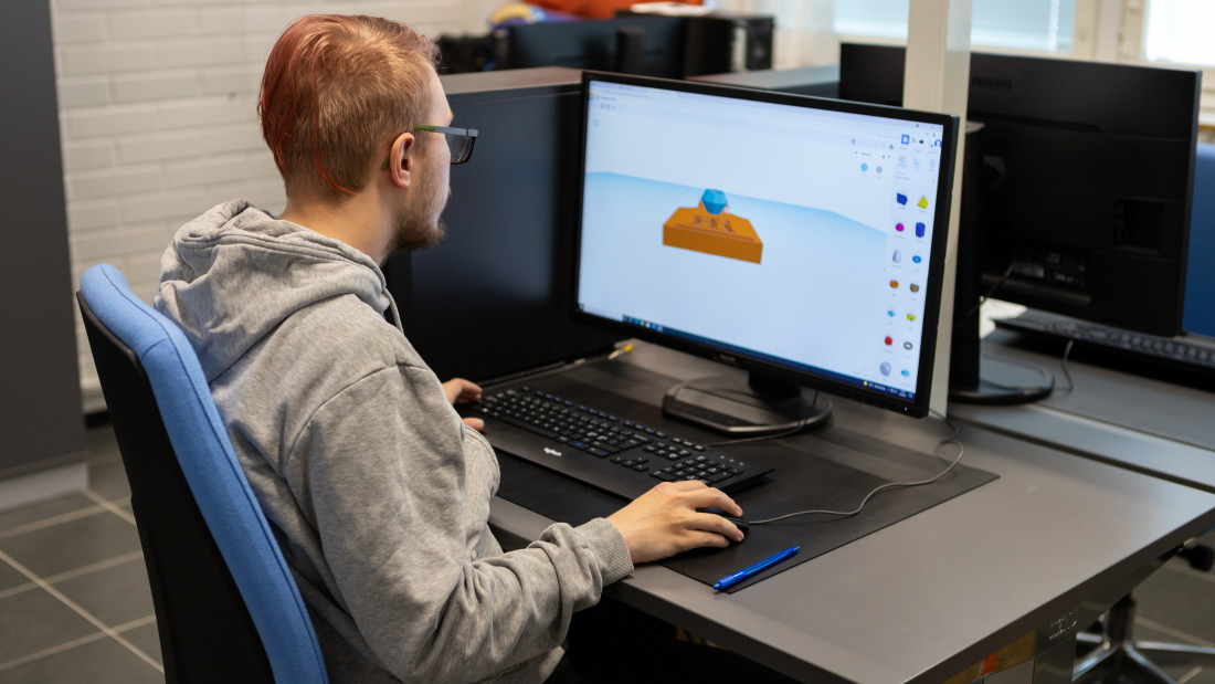 Opiskelija työstää 3d-mallia tietokoneluokassa.