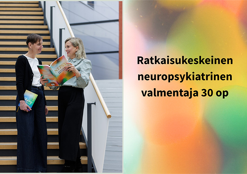 Nepsy-kouluttajat Virpi Jussila ja Tuula Niskanen seisovat portaiden alaosassa nepsy-kirjat käsissään, lisäksi Spesia Asiantuntijapalvelujen logo ja Ratkaisukeskeinen neuropsykiatrinen valmentaja 30 op -teksti.