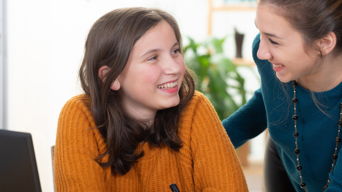 Kaksi henkilöä valmennustilanteessa.