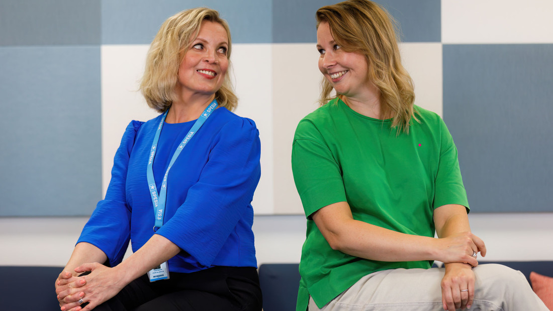 Spesian asiantuntijat Tuula Niskanen ja Hanna Halminen istuvat ja katsovat toisiaan.