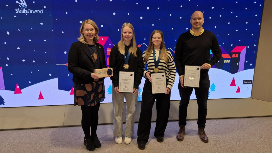 Spesian rehtori Annemari Suonsivu, opettaja Eero Saanakorpi yhdessä opiskelijoiden Emma Lehtosen ja Lilja Alanderin kanssa palkinnot kädessään.