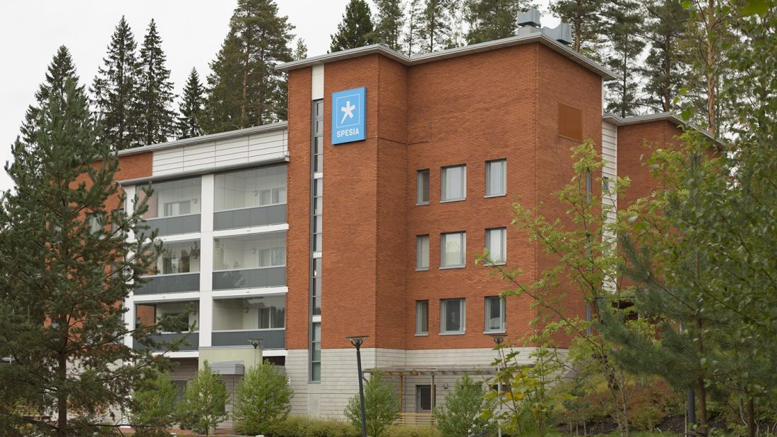 Spesian opiskelija-asuntola Valoranta, Jyväskylä: punatiilinen kerrostalo, jossa ylhäällä Spesia-kyltti.