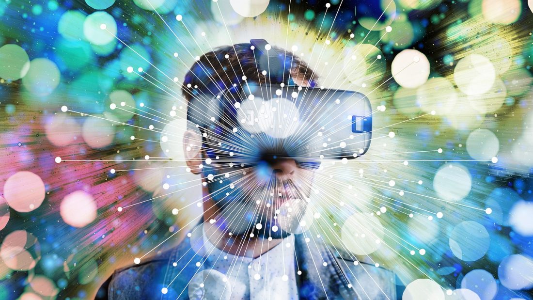 Henkilöllä virtuaalilasit päässä.