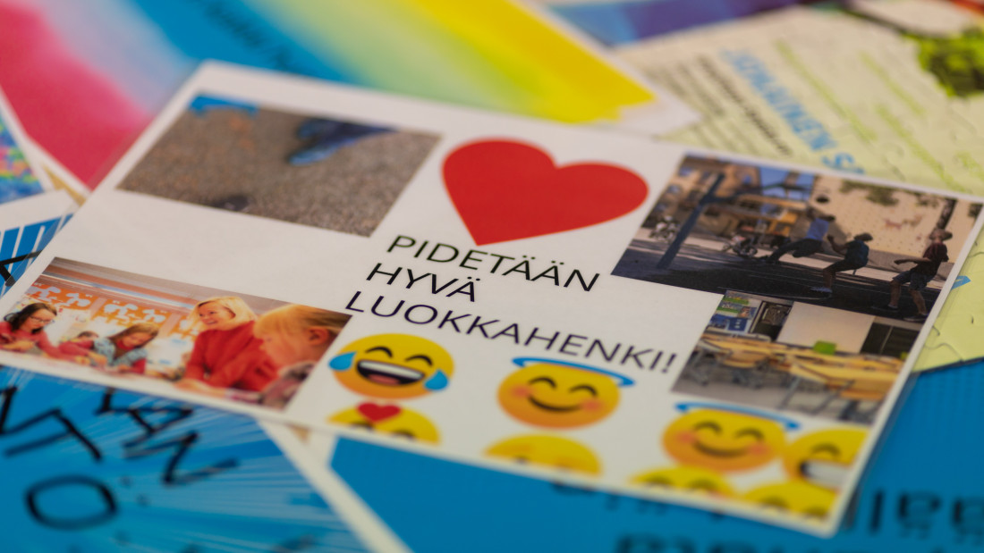 Kortti, jossa sydämen ja valokuvien keskellä lukee: Pidetään hyvä luokkahenki.